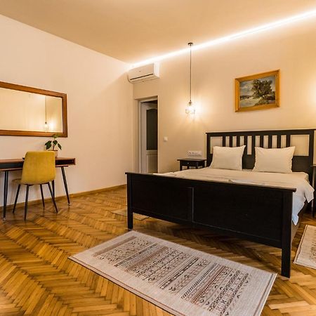 Boutique Rooms With Parking Oradea Exterior foto